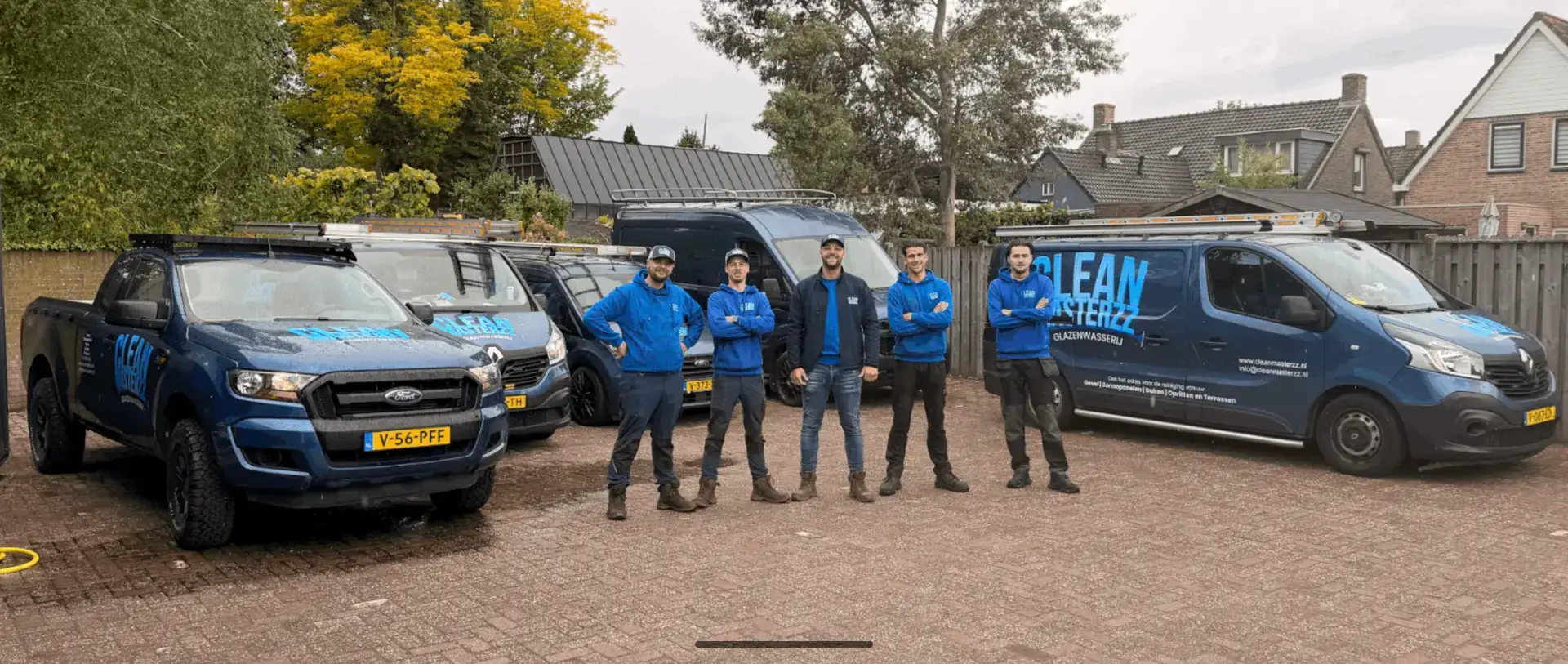 Het team van CleanMasterzz met de bedrijfswagens